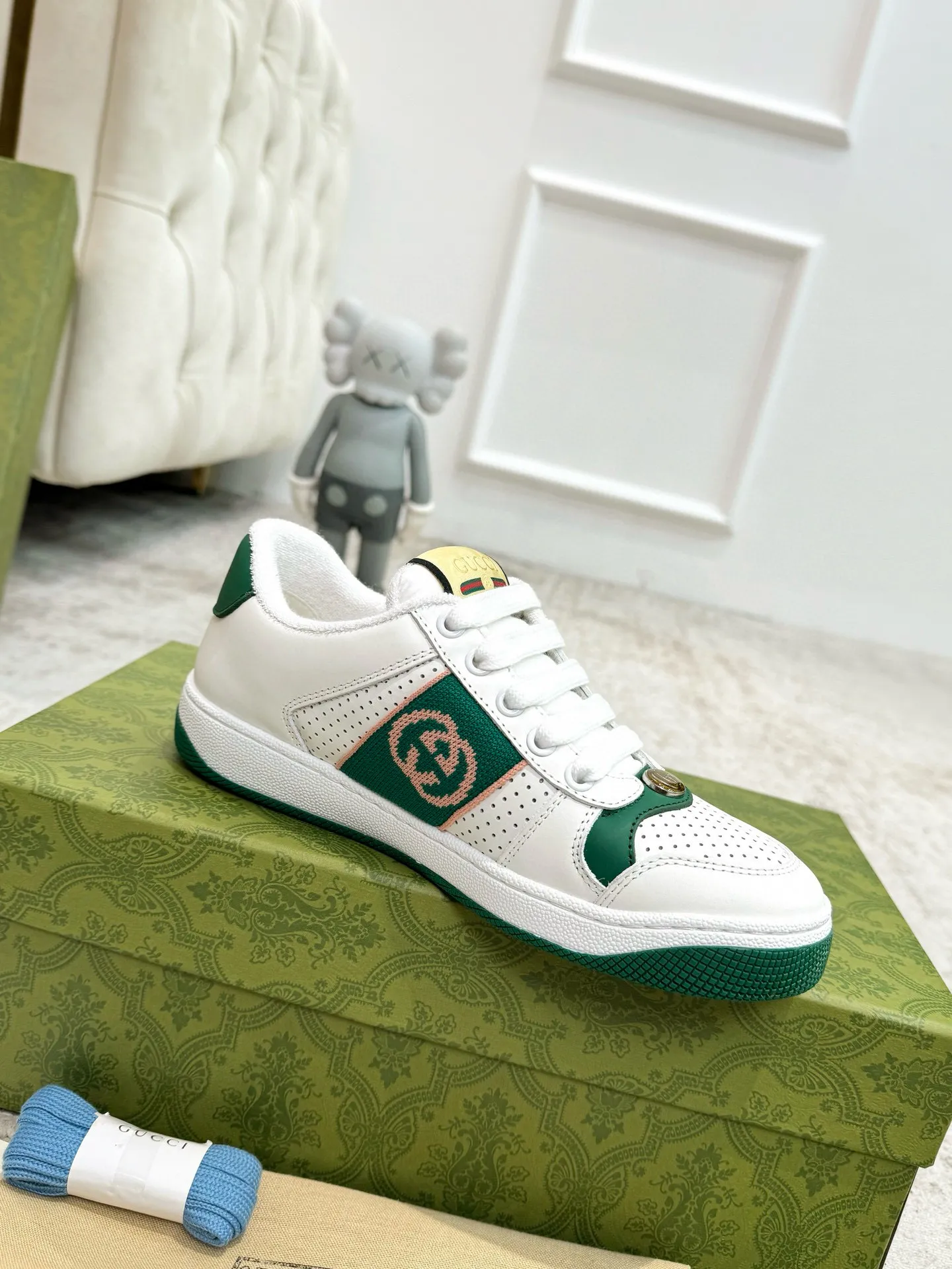 Ex-factory price: 540💰 GUCCI Gucci's newly upgraded back cover lining, top-notch old dirty shoes, classic casual sports shoes for couples, retro sneakers and old G family dirty shoes, updated at the counter simultaneously! ①The shoe upper has the same water-based edge coating process as the original version⚠️The ordinary oil edges on the market have a strong glue feel and are easy to fall off! Grade A first-layer nubuck leather (with pores)/matching computer embroidered double G cloth, high-density terry velvet lining. ② A PVC transparent small round mark sealing line is added to the details of the midsole. The mold is opened six times and the jewelry craftsmanship is used to customize the two-color double G buckle, striving to be the same as the original version. A pair of buttons is more than three times more expensive than ordinary buckles on the market. ③An old two-color washable label, the chip is placed on the outer waist of the right foot, the entire shoe is completely hollowed out with rubber technology, TUP material (rubber to distinguish the market) with the latest green packaging from the counter, 3D printed handbag, and a pair of shoelaces. There is no pressure when entering and exiting the counter. You can buy a 1:1 accurate replica of the original version and modify and upgrade it repeatedly. The details are perfectly restored, the materials are all customized, and they are truly top-notch. Please look at the details clearly to identify the quality. Upper: First-layer frosted cowhide/embroidered double G cloth. Lining: original high-density velvet lining. Foot pads: original pearlescent sheepskin. Outsole: private molded vacuum TPU material. Packaging: original top-grade full set packaging at the counter. Shoe size: women's size 35-40, men's size 39-44 (men's size 38, 45🉑️customized, non-returnable)